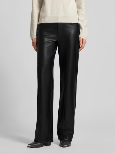 Männermodel trägt schwarze Wide Leg Weite Hose in Leder-Optik Modell 'TESSA' von VERO MODA, Damen Weite Hose, Nahaufnahme Unterkörper