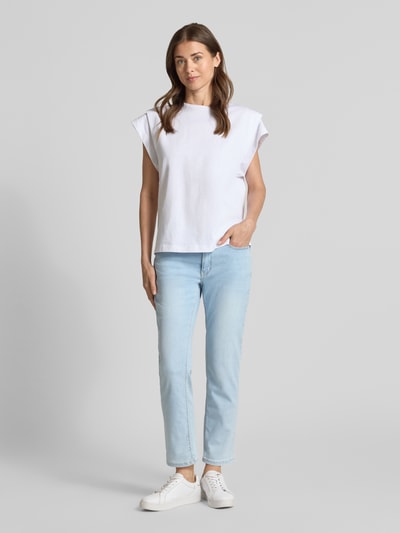 Kobiece modelka nosi jeansy ze skróconą nogawką Cropped Jeans mit Eingrifftaschen Modell 'Dream' od MAC, mieszanka bawełny i elastanu, wpuszczane kieszenie, szerokość w rozmiarze 36/27: 41 cm, długość wewnętrzna nogawki w rozmiarze 36/27: 70 cm, jasnoniebieskie, gładka faktura, pełny widok z przodu