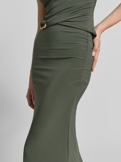 Frauenmodel trägt Maxirock mit Drapierungen Modell 'Mimi Flute' von Forever New, olivgrün, A-Linie, Material-Mix, Nahaufnahme Oberkörper.