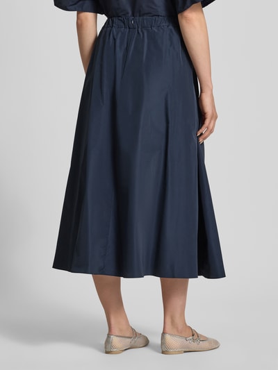 Frauenmodel trägt Midi-Rock mit Baumwoll-Anteil Modell 'FORMICA' von Weekend Max Mara in Optik: Unifarben, Passform: Ausgestellt, Länge: Midi, mit Kellerfalte, Nahtreißverschluss, elastischem Bundabschluss, geradem Saum und seitlichen Eingrifftaschen, Ganzkörperansicht Rückansicht.