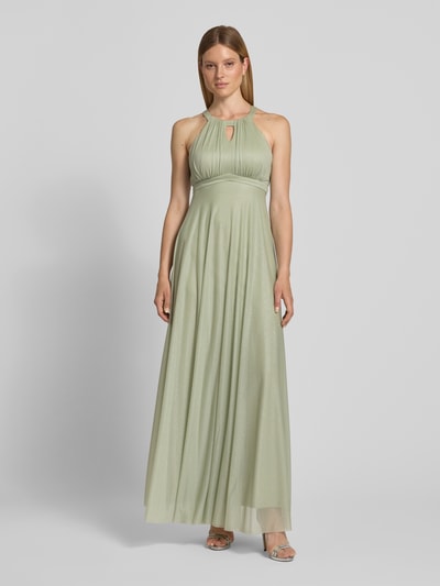 Vrouwenmodel draagt glanzend 'Schimmerndes Abendkleid mit Schlüsselloch-Ausschnitt' van Jake*s Cocktail in lichtgroen mesh, A-lijn, maxi-jurk, druppelvormige hals, ruglengte maat 36: 153 cm, borstwijdte maat 36: 30 cm. Volledige lichaamsweergave van voren.