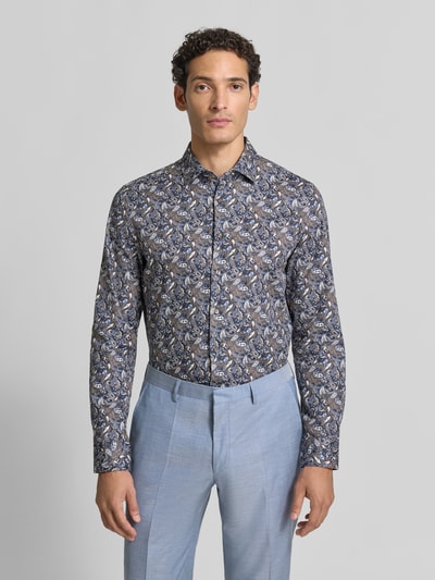 Männermodel trägt Slim Fit Businesshemd aus reiner Baumwolle Modell 'New Kent' von Seidensticker mit paisley Muster, Ganzkörperansicht von vorne, Herren Businesshemd von Seidensticker.