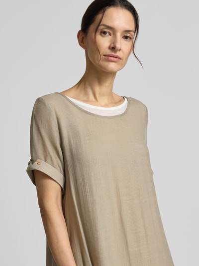 Modelka kobieca nosi Knielanges Kleid aus Viskose-Mix od Apricot, beż, prosty krój, długość do kolan, dekolt okrągły, rękawy z wywinięciem, długość tyłu w rozmiarze S: 94 cm, szerokość w rozmiarze S: 49 cm, długość rękawa w rozmiarze S: 22 cm, zbliżenie na górną część ciała