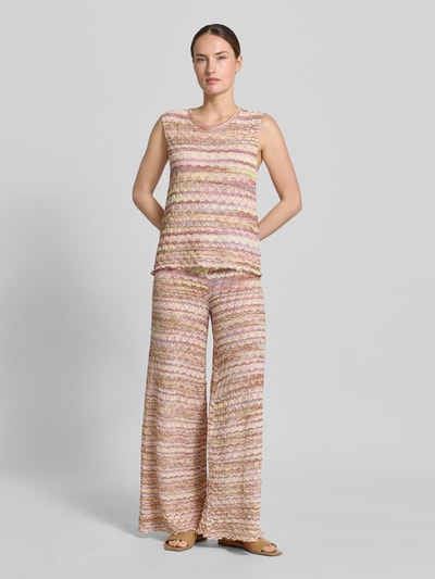 Frauenmodel trägt Stricktop aus Viskose-Mix mit Rundhalsausschnitt von Christian Berg Woman, strukturierte Pastelltöne, gerader Schnitt, Ganzkörperansicht von vorne.