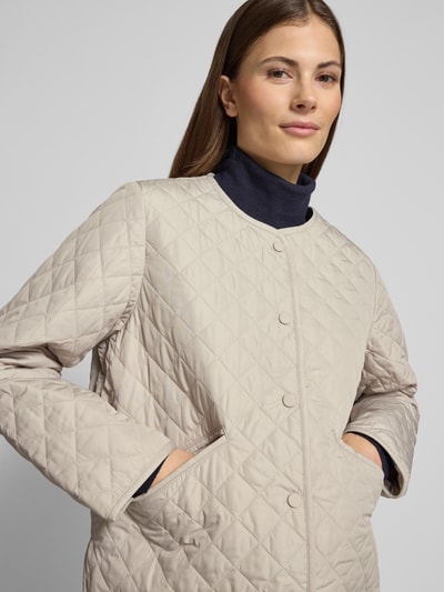 Kobiece modelka nosi Regular Fit Steppjacke mit Label Stitching Modell 'CASHEL' od Barbolur, jasny jednolity kolor, długie rękawy, matowa faktura, krój regular fit, zapięcie na napy, widok z przodu, zbliżenie na górną część ciała.
