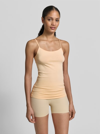 Frauenmodel trägt Unterhemd mit Spaghettiträgern von Schiesser, mieszanka bawełny i elastanu, krój slim fit, okrągły dekolt, cienkie ramiączka, widok całej sylwetki z przodu.