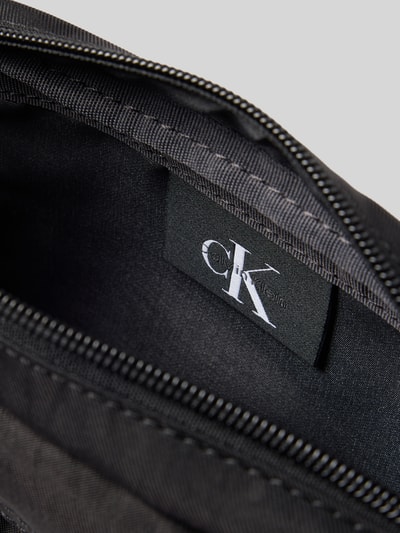 Produktfoto, Crossbody Bag mit Label-Stitching von CK Calvin Klein, Hauptfach mit Reißverschluss, schwarze Struktur, Detailaufnahme Innenfach