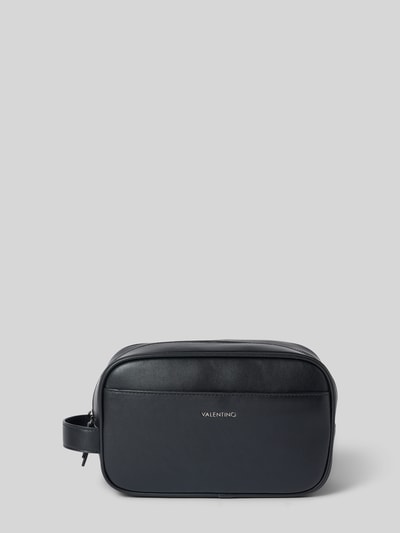 Produktfoto, kosmetyczka z detalem z logo model 'Horizo' od VALENTINO BAGS, czarna, gładka faktura, główna przegroda z zamkiem błyskawicznym, uchwyt, przegródka zapinana na zamek błyskawiczny wewnątrz, szerokość w rozmiarze 1: 24 cm, długość w rozmiarze 1: 15 cm, głębokość w rozmiarze 1: 10 cm