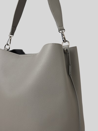 Produktfoto, Handtasche in Leder-Optik Modell 'Nelma' von Seidenfelt in Grau mit feiner Struktur, silberner Metallverschluss, Markenlogo, abnehmbarer Schulterriemen, Hauptfach mit Magnetverschluss, Maße 31x35x17 cm, Riemenlänge 68 cm
