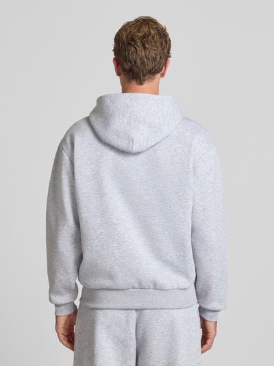 Männermodel trägt Regular Fit Sweatjacke aus Baumwoll-Mix von REVIEW in Hellgrau mit Kapuze, strukturierter Stoff, Ganzkörperansicht Rückansicht. Baumwoll-Mix, Regular Fit, geteilte Känguru-Tasche, Reißverschluss, Rückenlänge 68 cm, Ärmellänge 62 cm.