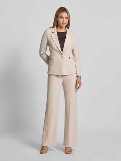 Vrouwenmodel draagt blazer met Reverskraag van Rinascimento, elastische materiaalmix, getailleerde pasvorm, klepzakken, knoopsluiting, ruglengte bij maat S 63 cm, full body vooraanzicht.