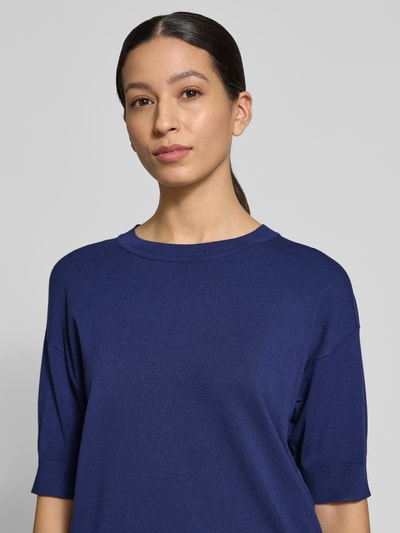 Frauenmodel trägt Regular Fit T-Shirt aus Viskose-Mix Modell 'Morla' von B.Young in Dunkelblau, 7/8-Arm, Nahaufnahme Oberkörper.