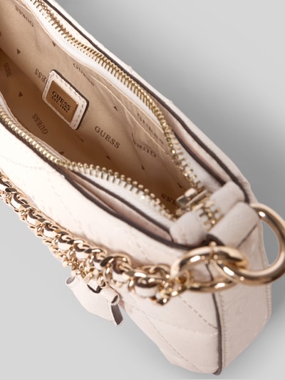 Produktfoto, Shoulder Bag mit Logo-Detail Modell 'Libby' von Guess in cremefarbener Leder-Optik mit goldfarbener Kette und Reißverschluss, Nahaufnahme Innenansicht.