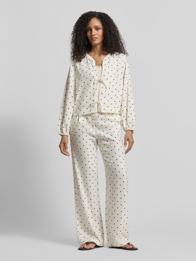 Frauenmodel trägt Regular Fit Bluse mit Zierschleifen von Jake*s Casual, creme mit schwarzen Punkten, Leinen-Viskose-Mix, Ganzkörperansicht von vorne.