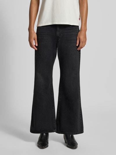 Frauenmodel trägt Loose Fit Jeans aus reiner Baumwolle Modell 'CINCH' von Levi's®, schwarz, weites Bein, Damen Wide & Loose Fit Jeans, Nahaufnahme Oberkörper.