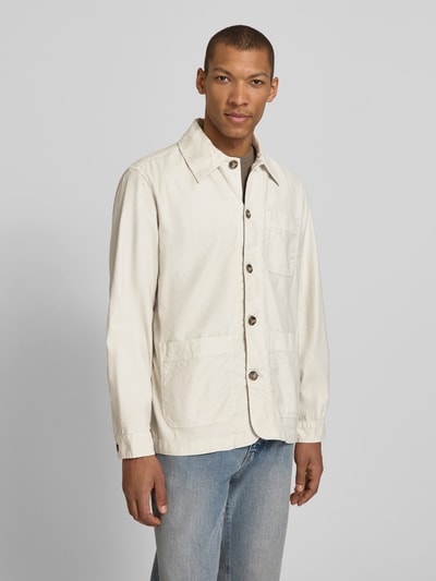 Männermodel trägt Regular Fit Hemdjacke aus Leinen-Mix von Gant in Beige mit Umlegekragen, Knopfleiste, aufgesetzten Taschen; Ganzkörperansicht von vorne.