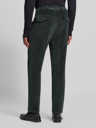 Męski model nosi zielone spodnie Slim Fit z mieszanki bawełny w imitacji sztruksu Model 'Cliffer' od Zuitable, wpuszczane kieszenie, kieszenie z tyłu na guzik, zapięcie na guzik i zamek błyskawiczny, Szerokość w rozmiarze 50: 37 cm, Długość wewnętrzna nogawki w rozmiarze 50: 76 cm, widok całej sylwetki z tyłu.