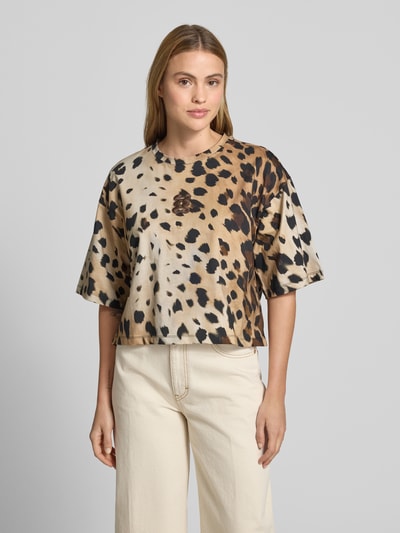 Vrouwenmodel draagt Cropped Boxy Fit T-shirt met Stitching van Smith and Soul, puur katoen, boxy fit, kort, all-over look, ronde hals, ruglengte maat S 50 cm, vooraanzicht over het hele lichaam