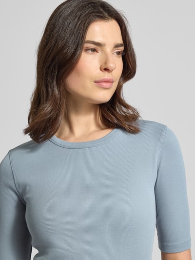 Vrouwenmodel draagt Regular Fit Longsleeve met ronde hals, model 'Selay' van Drykorn, katoen met structuurpatroon, lichtblauw, detailopname bovenlichaam.