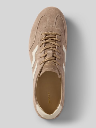 Productfoto, Sneaker uit leer model 'Sperly' van Gant voor dames, afgeronde neus, vetersluiting, beige suède, label detail, 1 cm hak, 7 cm schachthoogte, 9 cm schachtwijdte, zicht van bovenaf