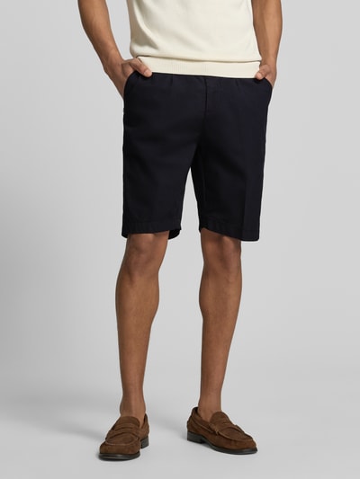 Männermodel trägt Hose mit Gesäßtaschen von MARKUP aus Reine Baumwolle in Dunkelblau, Regular-Fit, Knopf-Reißverschluss, Nahaufnahme Unterkörper, Vorderansicht.