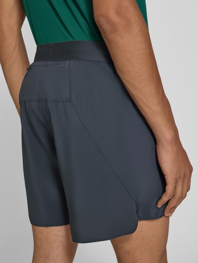 Mężczyznamodel nosi szare Regular Fit Sportshorts mit Logo-Print model 'Run Ess Shor M' od adidas Training, detaliczne ujęcie tylne.