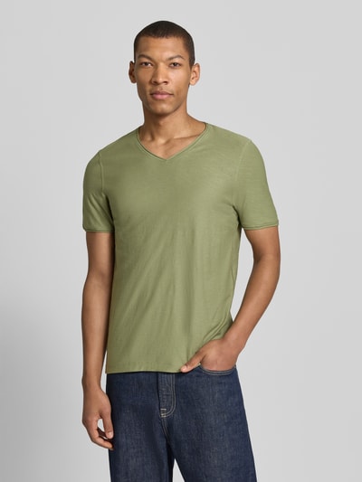 Männermodel trägt T-Shirt mit geripptem Rundhalsausschnitt von MCNEAL, Regular-Fit, grün, Rückenlänge 65 cm in Größe M, Ganzkörperansicht von vorne.