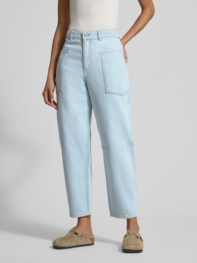 Frauenmodel trägt Barrel Fit Jeans mit aufgesetzten Taschen von Jake*s Casual, hellblau, reine Baumwolle, Ziernähte, Nahaufnahme Oberkörper.
