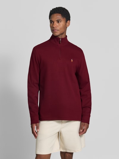 Mannelijk model draagt Relaxed Fit schipperstrui uit puur katoen van Polo Ralph Lauren in bordeauxrood, Heren, Ganzkörperansicht von vorne.