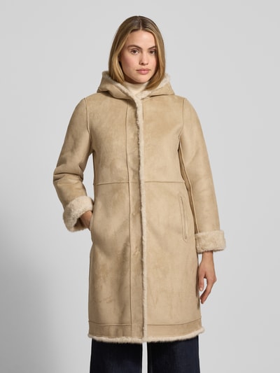 Modelka kobieca nosi Wendemantel mit Kapuze und Eingrifftaschen od PETITE M., beżowy, sztuczne futro, regular fit, widok całej sylwetki z przodu.