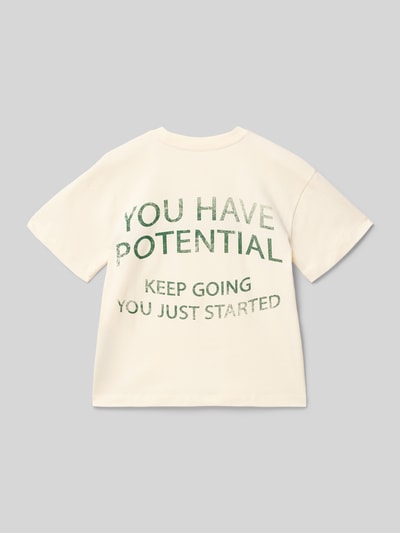 Jongen draagt Regular Fit T-shirt uit puur katoen van s.Oliver RED LABEL, look: effen kleuren, motiefprint, tekstprint, ronde hals, korte mouw, Ganzkörperansicht Rückansicht.