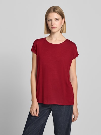 Frauenmodel trägt Regular Fit T-Shirt aus Lyocell-Mix Modell 'AVA' von VERO MODA in Dunkelrot, Stoff mit glatter Struktur, Nahaufnahme Oberkörper.