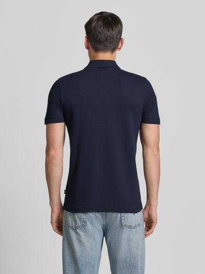 Mężczyzna nosi Regular Fit Poloshirt aus Baumwoll-Mix Modell 'PARLAY 240' od BOSS, granatowy, bawełniany miks, krótki rękaw, łatka z logo, widok całej sylwetki z tyłu