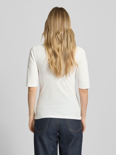 Frauenmodel trägt Slim Fit Poloshirt aus Lyocell-Mix von Tommy Hilfiger, Optik: Unifarben, Passform: Slim-Fit, Piqué, 1/2-Arm, Ganzkörperansicht Rückansicht.