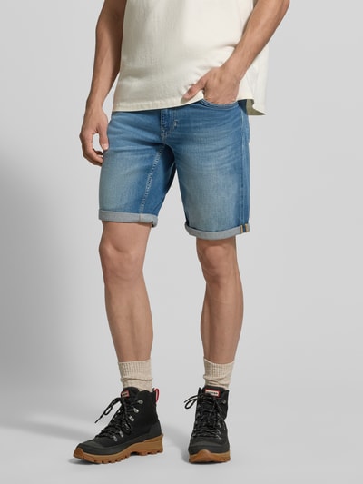 Männermodel trägt Regular Fit Jeansshorts im 5-Pocket-Design von PME Legend aus Baumwoll-Elasthan-Mix, hellblau, Ganzkörperansicht von vorne. Kontext: Herren Jeansshorts mit Knopf-Reißverschluss, Modell 'NIGHTFLIGHT', Bundweite 43 cm, Innenbeinlänge 25 cm.