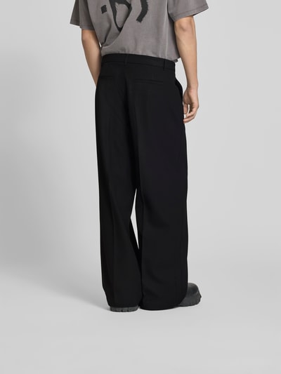 Männermodel trägt Wide Fit Leinenhose mit Gesäßtaschen von WON HUNDRED, schwarz, elastischer Leinen-Mix, Rückansicht Ganzkörperansicht.