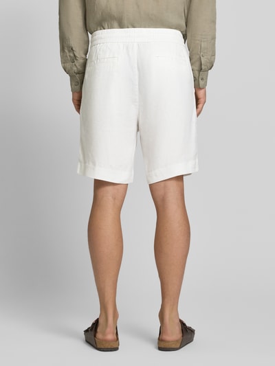 Męski model nosi Straight Fit Chinoshorts aus Leinen-Lyocell-Mix Model 'CINO' od HUGO, białe, unikatowa faktura, widok z tyłu, Ganzkörperansicht Rückansicht.