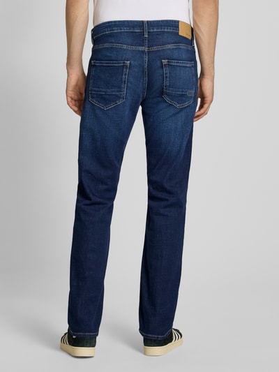 Männermodel trägt Regular Fit Jeans aus Baumwoll-Mix Modell 'CASH' von Pepe Jeans, Denim-Optik, Gerade Passform, Label-Patch, Nieten, Gürtelschlaufen, Kontrastnähte, Knopf und verdeckter Reißverschluss, 5-Pocket-Design, Ganzkörperansicht Rückansicht.