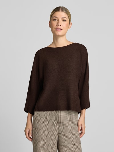 Vrouwenmodel draagt gebreide pullover met 3/4-mouw Model 'MINJA' van b.young, mix van viscose en katoen, los model, ronde hals, ruglengte maat S 54 cm, mouwlengte maat S 50 cm, donkerbruin, structuurtextuur, vooraanzicht bustevergote afbeelding.