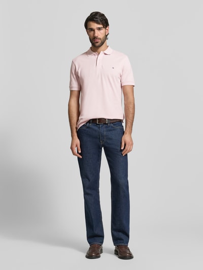 Mężczyzna model nosi Koszulkę polo Regular Fit Poloshirt mit Stitching od Christian Berg Men z bawełny, listwa guzikowa, haft, długość tyłu 70 cm, krój regular fit, widok całej sylwetki z przodu.