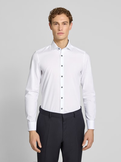 Männermodel trägt Body Fit Business-Hemd aus Baumwolle mit Kentkragen von OLYMP Level Five, Knopfleiste, Ganzkörperansicht von vorne, Reine Baumwolle, Rückenlänge bei Größe 40: 79 cm, Schulterbreite bei Größe 40: 40 cm, Ärmellänge bei Größe 40: 65 cm.