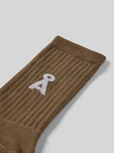 Productfoto, Sokken uit katoenmix model 'SAAMUS BOLD' van Armedangels, effen bruin met wit logo, geribde boord, stretchmateriaal