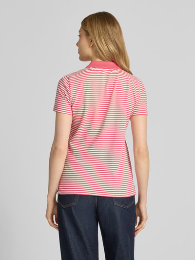 Frauenmodel trägt Regular Fit Poloshirt aus Baumwoll-Mix von Tom Tailor, Optik: Allover-Muster, gestreift, Motiv-Stitching, Piqué, Ganzkörperansicht Rückansicht.