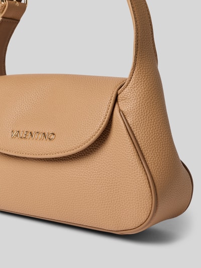 Produktfoto, Shoulder Bag mit Reißverschluss Modell 'DAPHNE' von VALENTINO BAGS in Beige, Strukturmuster, Label-Detail, Detailaufnahme