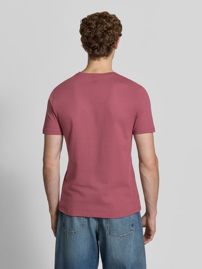 Męski model nosi Regular Fit T-Shirt aus reiner Baumwolle Modell 'TALES' von BOSS Orange, różowy, tekstura gładka, całkowity widok z tyłu.