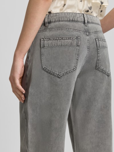 Frauenmodel trägt graue Barrel Fit Jeans aus Lyocell-Baumwoll-Mix von JAKE*S STUDIO WOMAN mit aufgesetzten Gesäßtaschen, Detailaufnahme Rückansicht.
