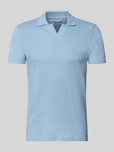 Produktfoto, hellblaues Regular Fit Polo-Shirt mit Strukturmuster Modell 'Heskild' von Blend aus reiner Baumwolle mit Polokragen, kurzärmelig.