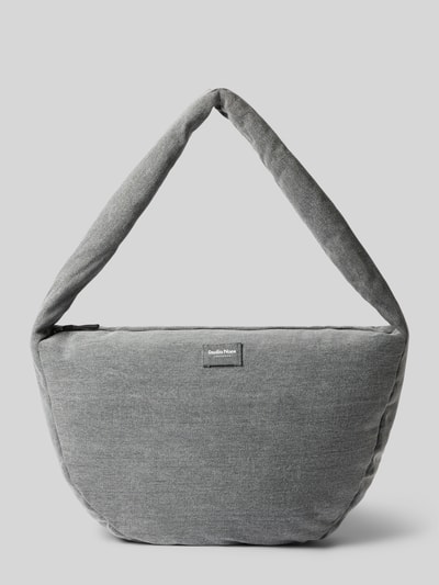 Produktfoto, Shoulder Bag aus reiner Baumwolle in Denim-Optik von Studio Noos, graue Struktur, Logo-Detail, Reißverschluss, rechteckige Form, weiche Textur