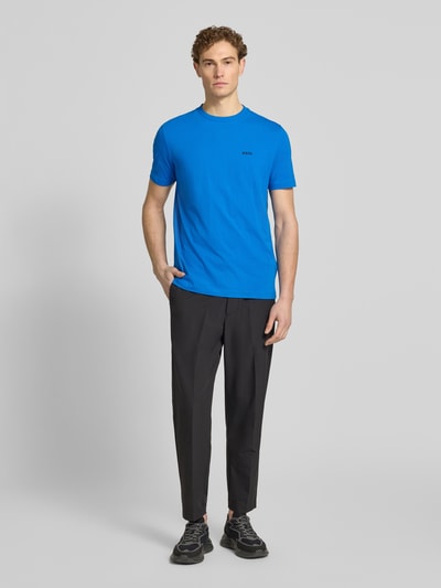 Männermodel trägt Regular Fit T-Shirt aus Baumwoll-Mix von BOSS Green, Optik: Unifarben, Label-Print, Rundhals, Kurzarm, Ganzkörperansicht von vorne.