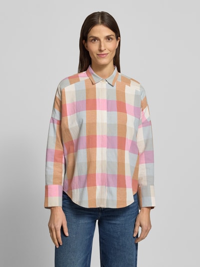 Vrouwenmodel draagt Hemdbluse mit verdeckter Knopfleiste van Christian Berg Woman, kleurrijk ruitpatroon, pure katoen, losse pasvorm, hemdkraag, voorkant, volledige lichaamsweergave.